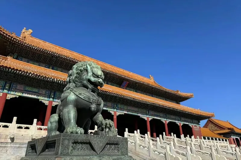 A bronze lion beside a marble balustrade